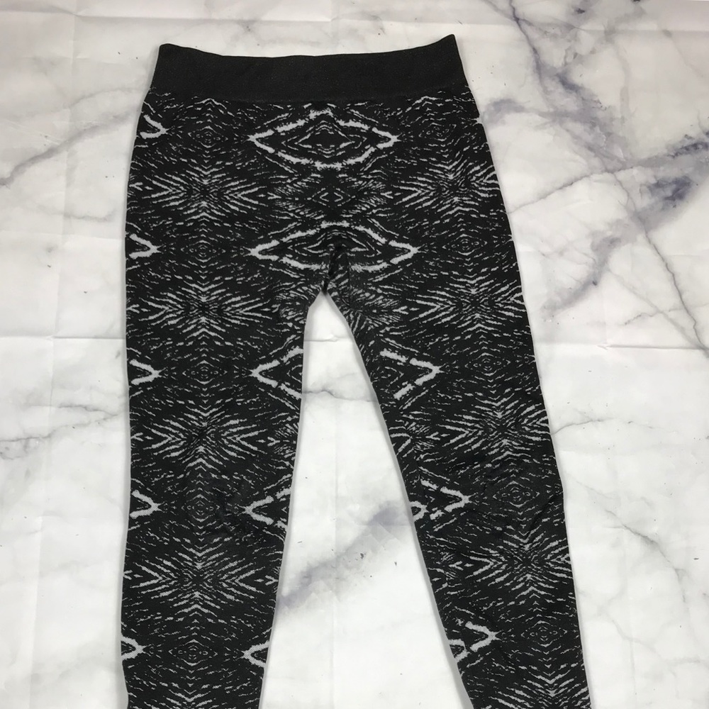 Atmosphere black and white leggings size M
